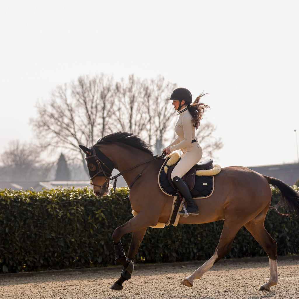 Mantilla Desert Dust Black saltando